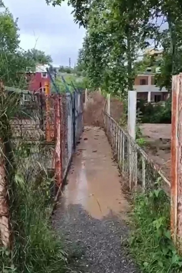 2 İli Sağanak Vurdu! Caddeleri Su Bastı Yollar Çöktü